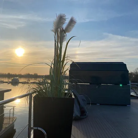 Hausboot Buddy Ботель