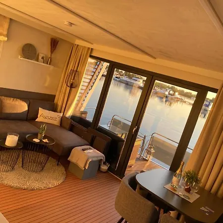 Botel Hausboot Buddy